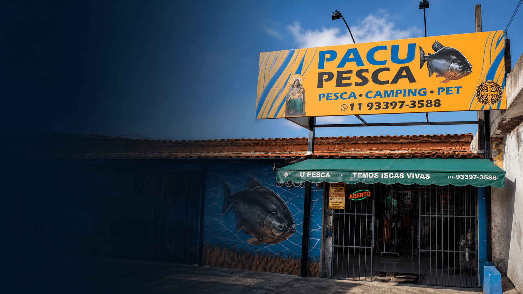 Fachada da loja Pacu Pesca com letreiro e produtos de pesca